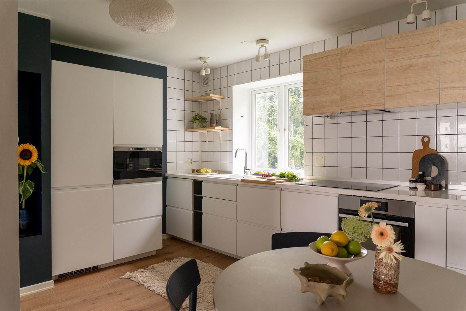 Et delikat kjøkken som ble pusset opp i 2014/15 og har integrert stekeovn, induksjonstopp, kullfiltervifte, mikrobølgeovn, waterguard, komfyrvakt og oppvaskmaskin. Galleribilde