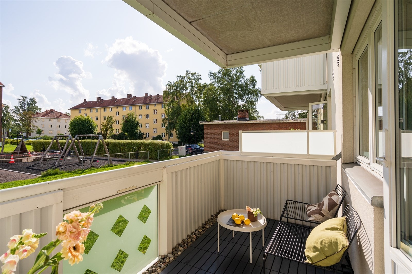 Her kan du sole deg med kort vei ut i parken på solfylte dager! Galleribilde