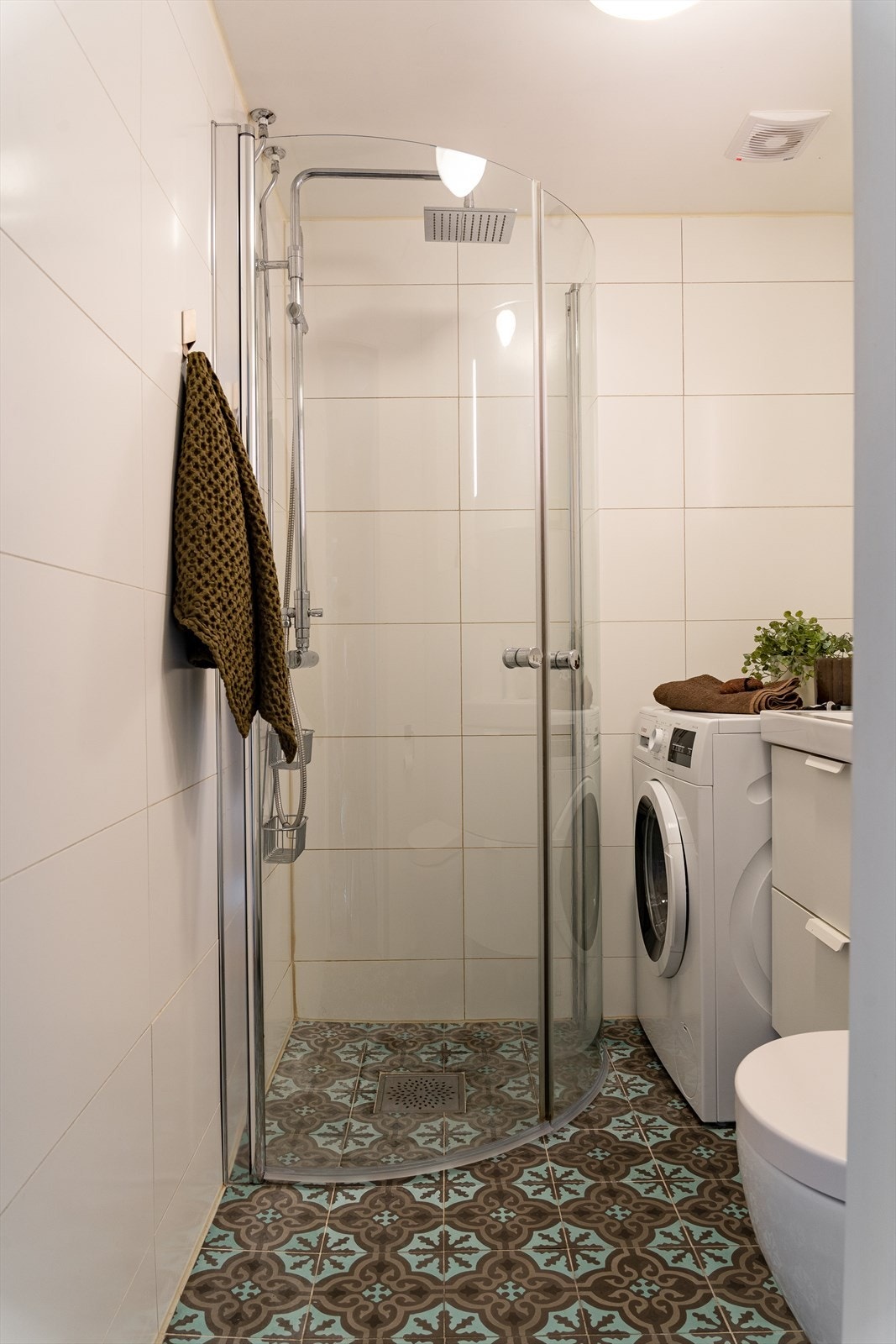 Borettslaget utførte en omfattende oppgradering i 1998 med nye sluk, membran og rør. Opplegg for vaskemaskin. Galleribilde