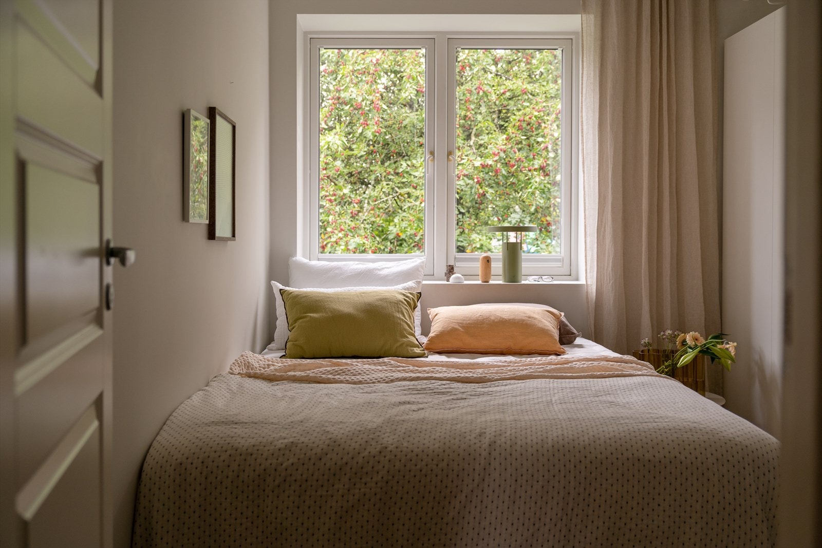 Et romslig soverom med god plass til dobbeltseng i tillegg til skap for oppbevaring av tøy og diverse. Galleribilde