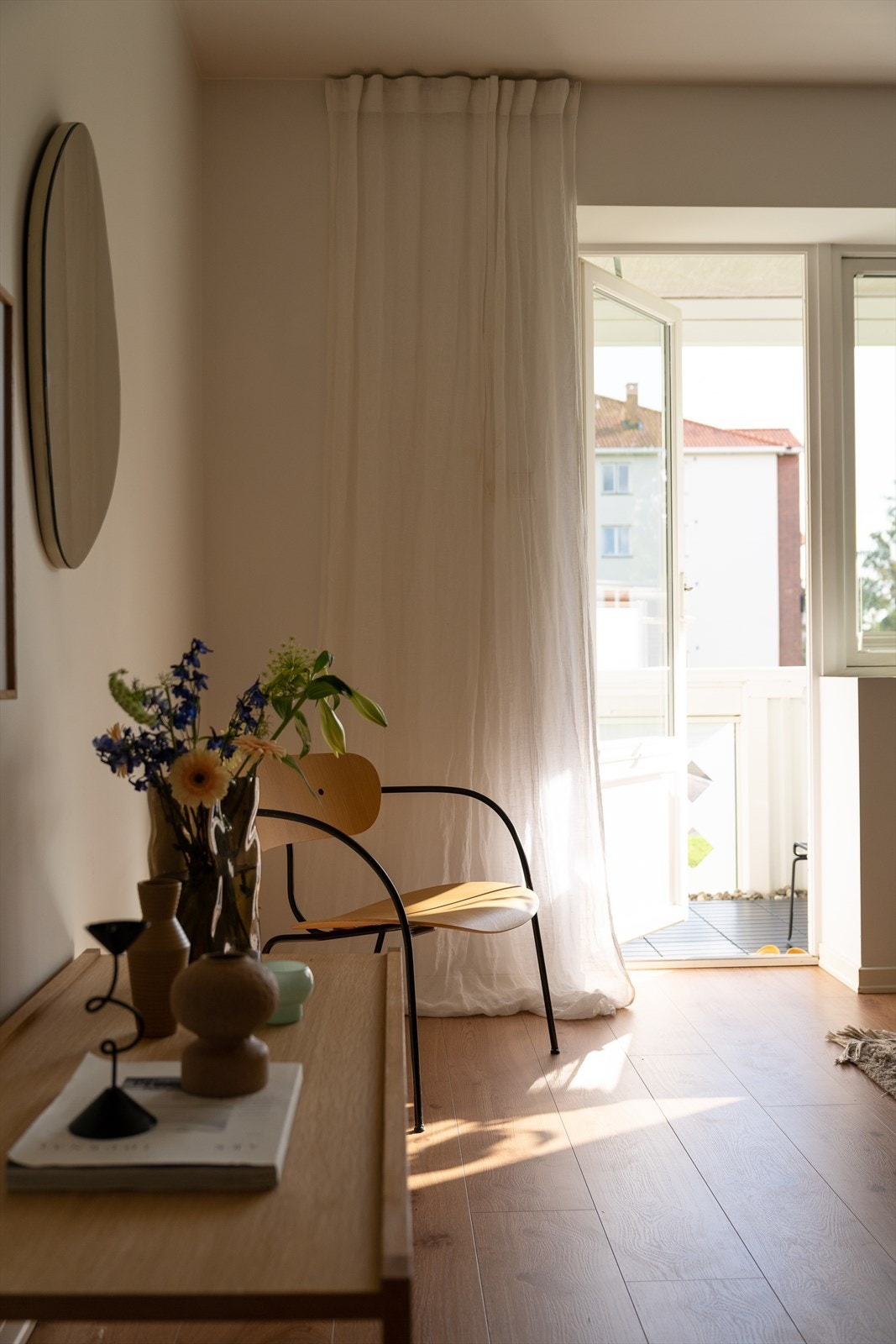 Fra stuen er det utgang til boligens sydvendte balkong. Galleribilde