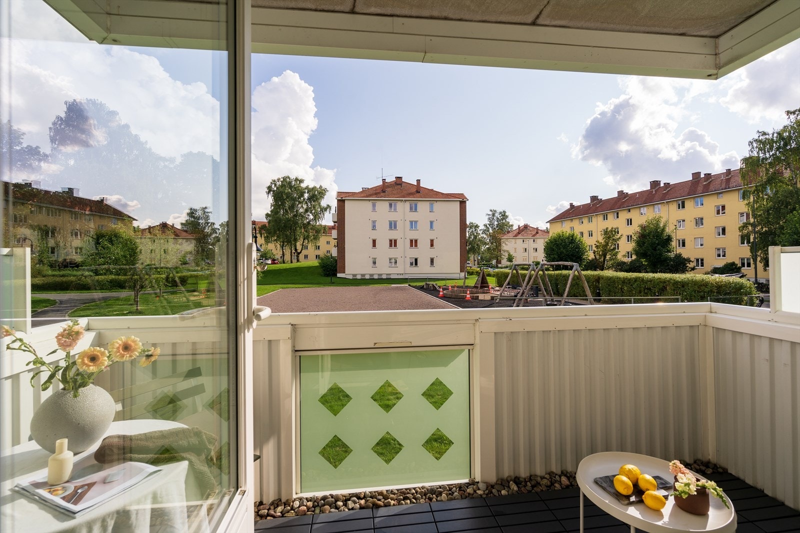 Den solrike balkongen er omtrent sydvendt og får sol fra morgenen, rundt ca. kl. 09, til ca. 19:00 på sommerstid. Galleribilde