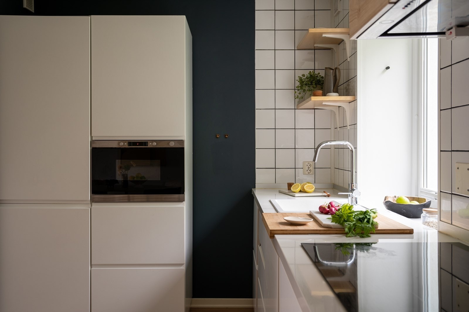 Et komplett kjøkken med god benke- og skapplass samt et vindu ut mot hyggelige fellesarealer. Galleribilde