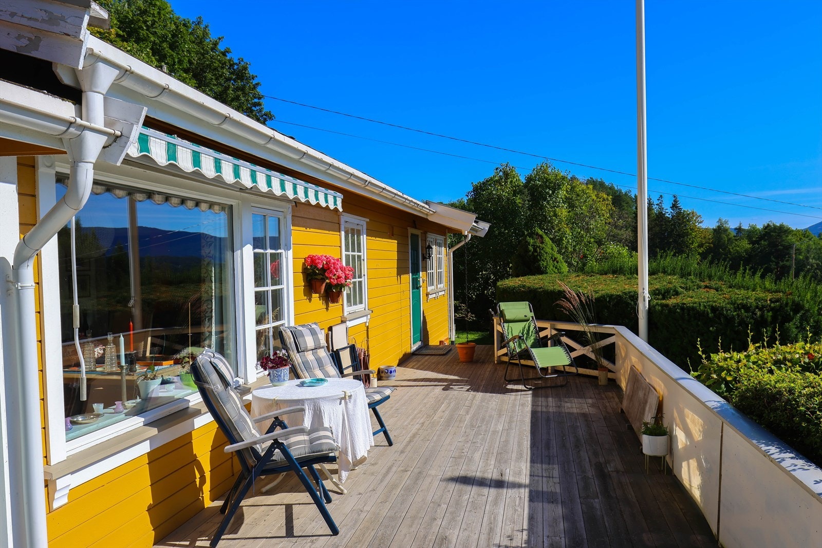 Stor flott veranda med flotte solforhold og utsikt over tyrifjorden. Terrassen ble oppført omkring år 2000 Galleribilde