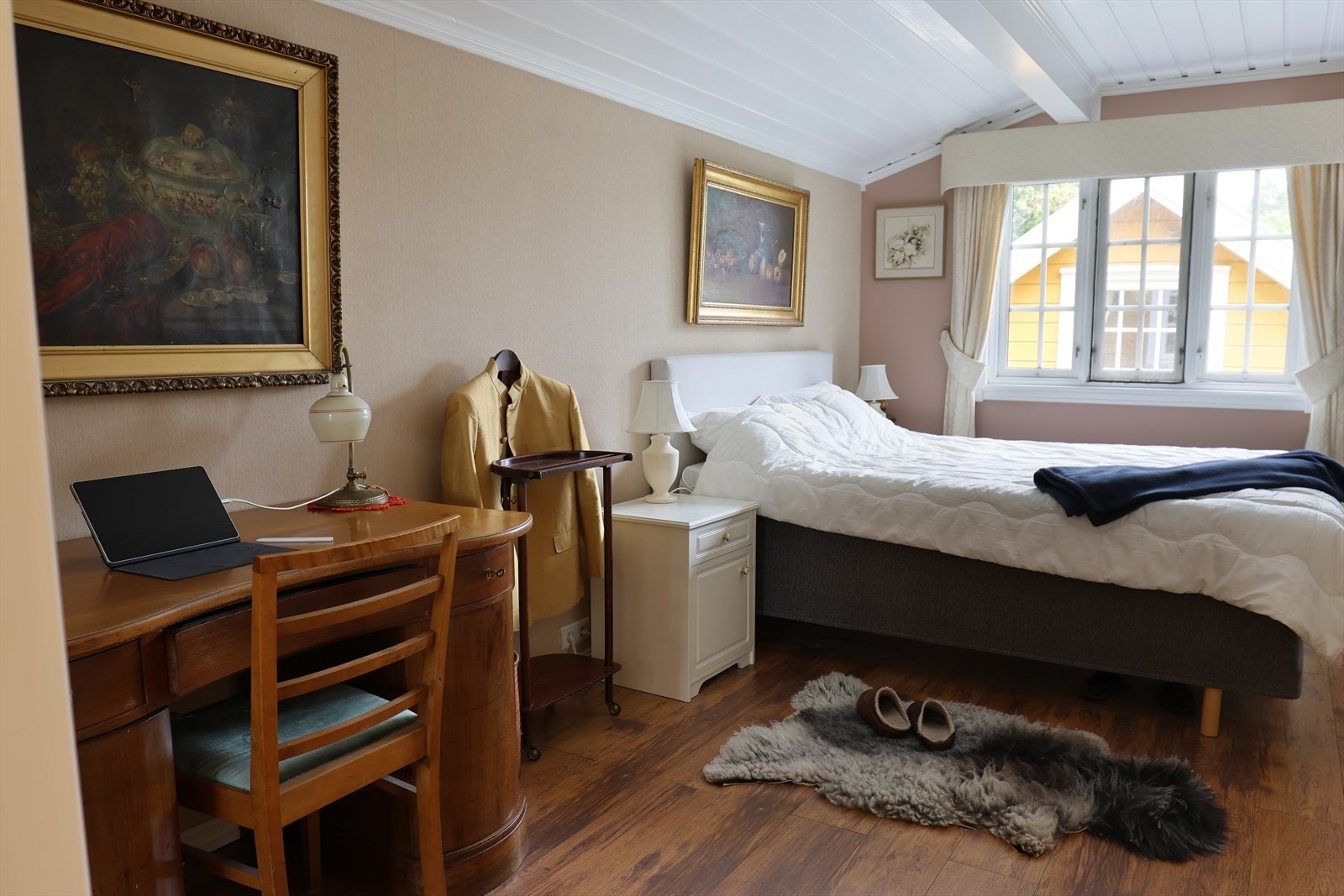 Hoved soverom har god plass til dobbeltseng, skap og skrivebord. Galleribilde