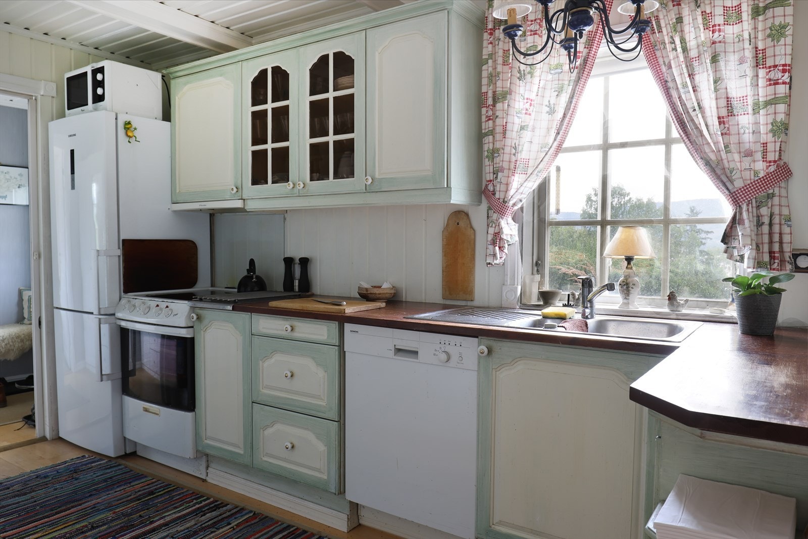 Kjøkkenet har godt med skap og benkeplass. Her kan man nyte utsikten mens man lager mat Galleribilde