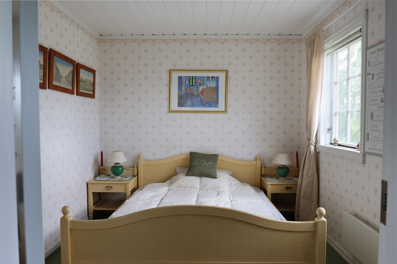 Soverom nr 2 har også plass til dobbeltseng, og egner seg godt som barnerom eller gjesterom. Galleribilde