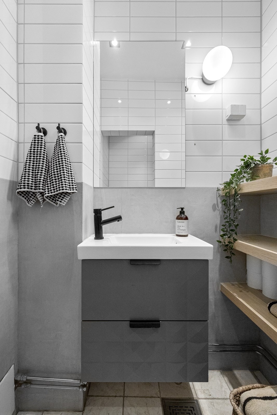 En lekker kombinasjon av fliser og mikrosement glir badet et moderne og minimalistisk uttrykk. Galleribilde