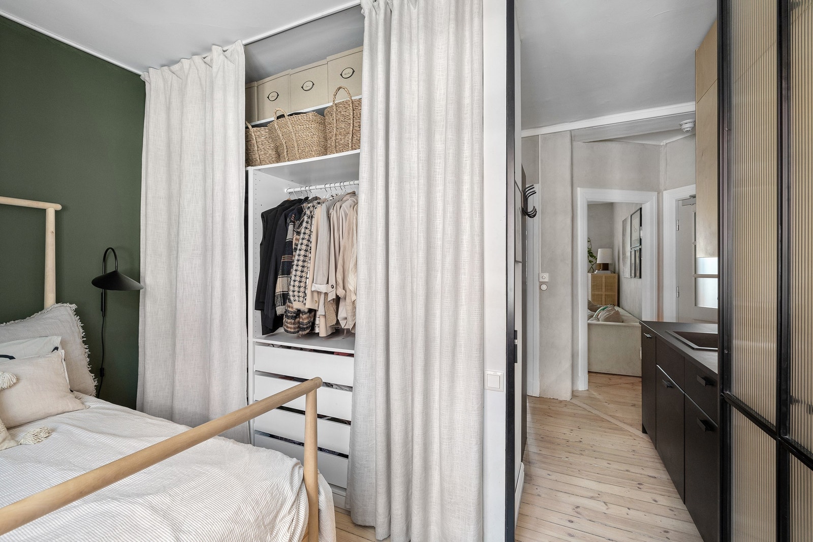 Bak glassdøren til høyre i bildet er det et ekstra skap som rommer bla. Vaskemaskinen. Det er montert Waterguard i den forbindelse. Galleribilde