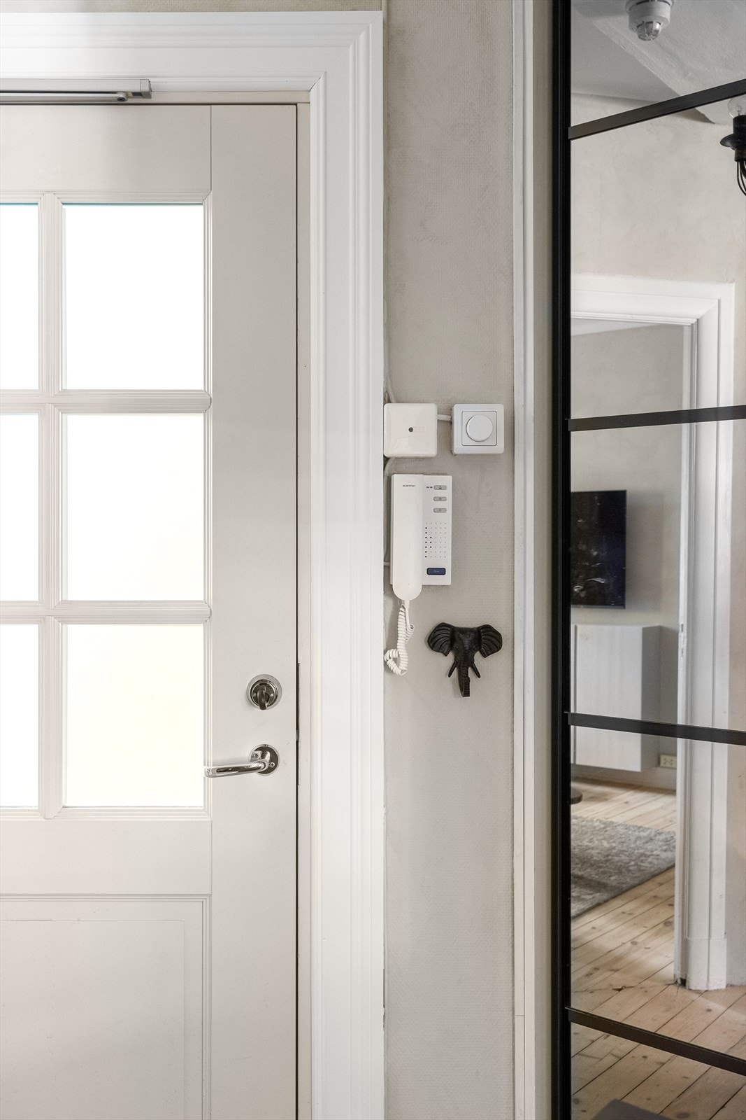 I entreen er det en pen skyvedørsgarderobe med speilfronter. Galleribilde