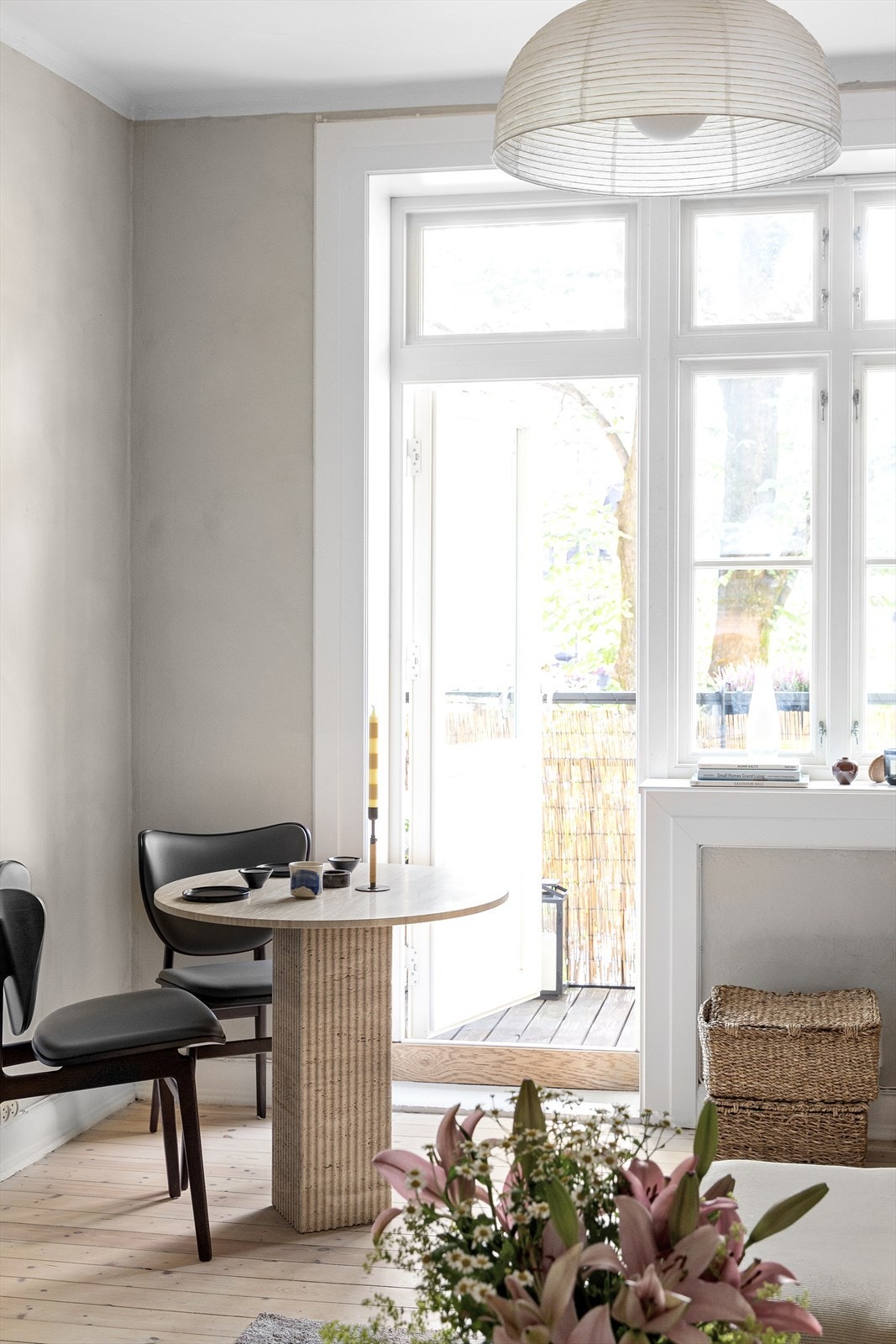 Her innreder du enkelt med både sofa og spisebord! Galleribilde