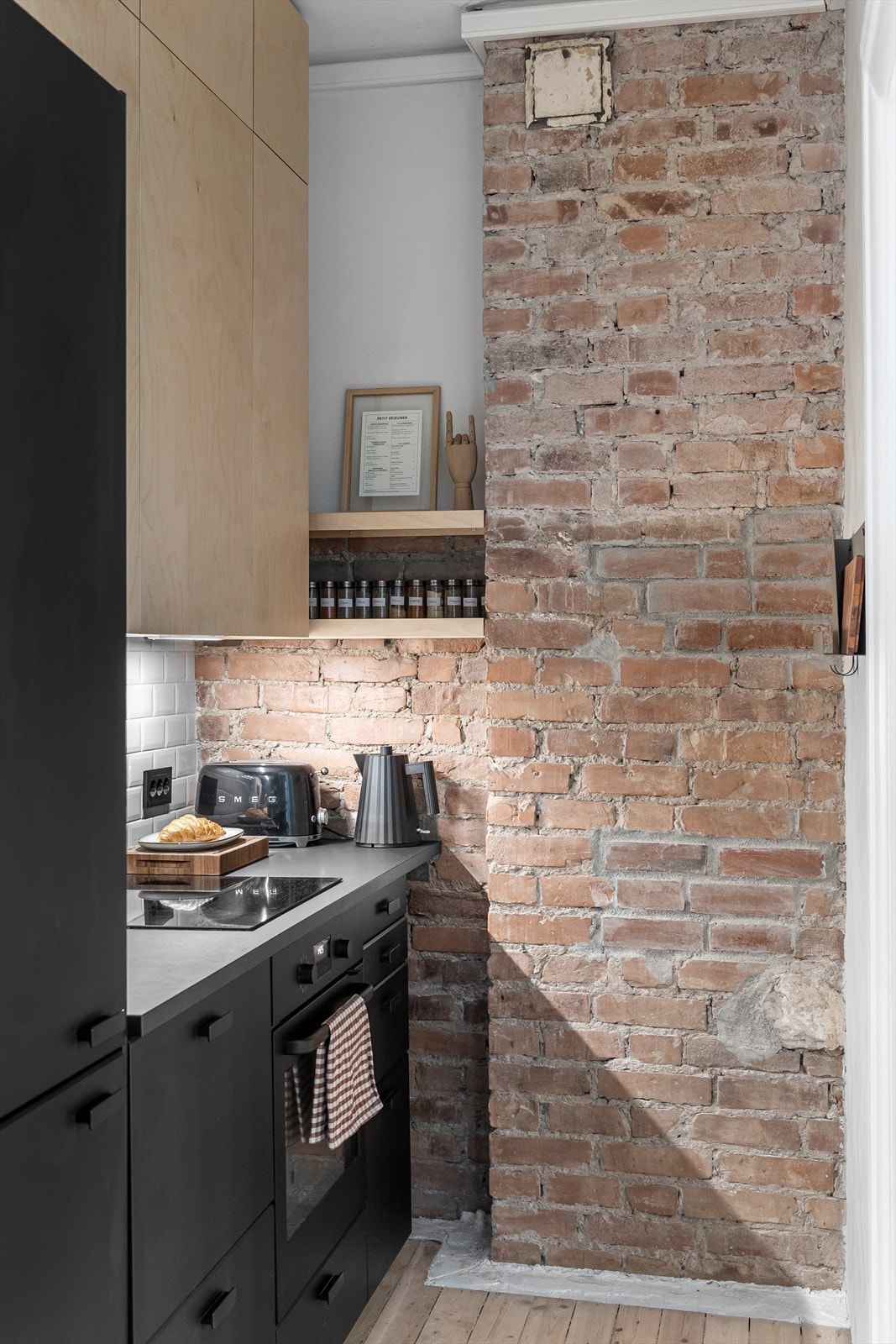 Induksjonstopp, komfyr og kombiskap er integrert og følger med leiligheten Galleribilde