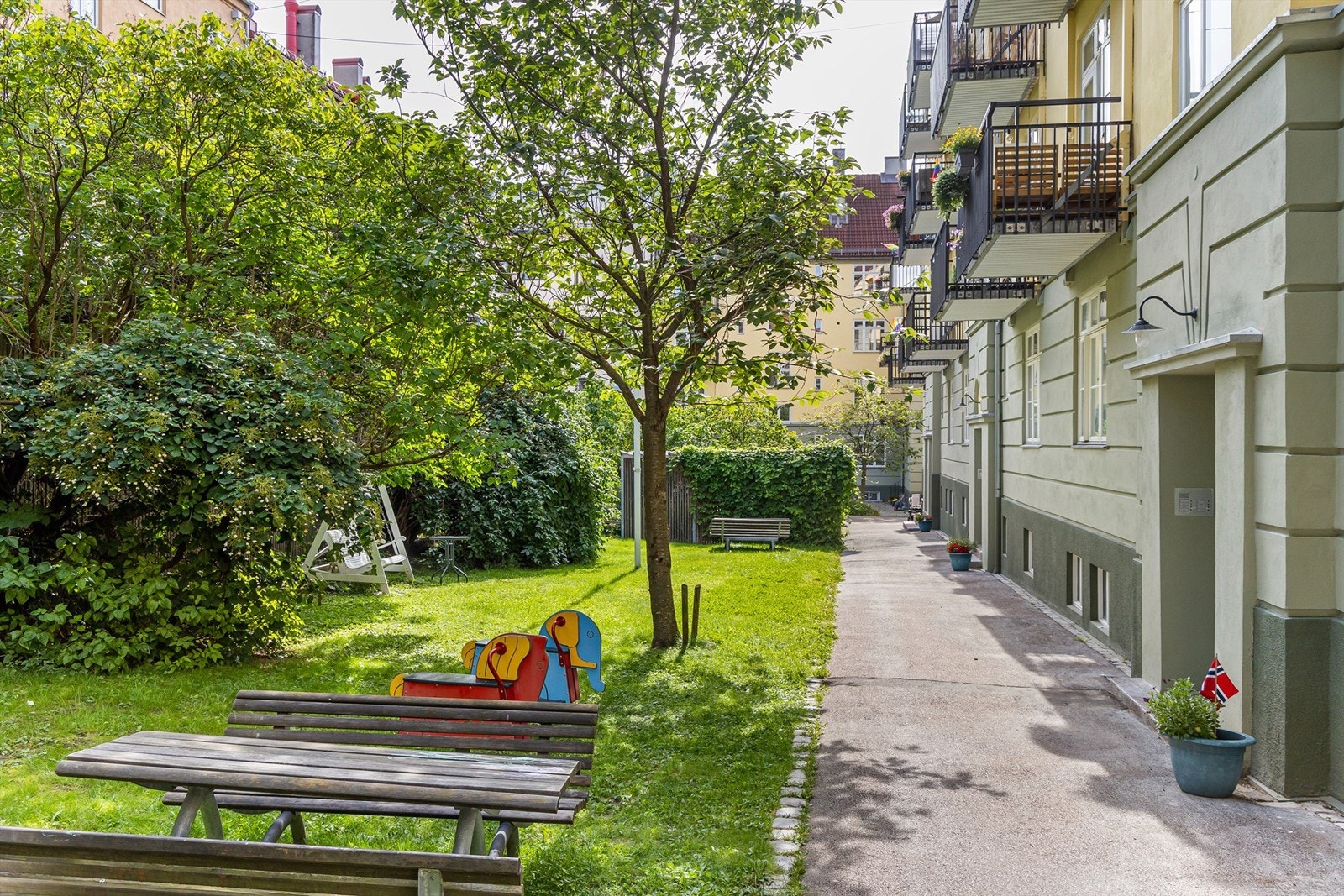 Stor felles bakgård til glede for alle beboerne! Galleribilde