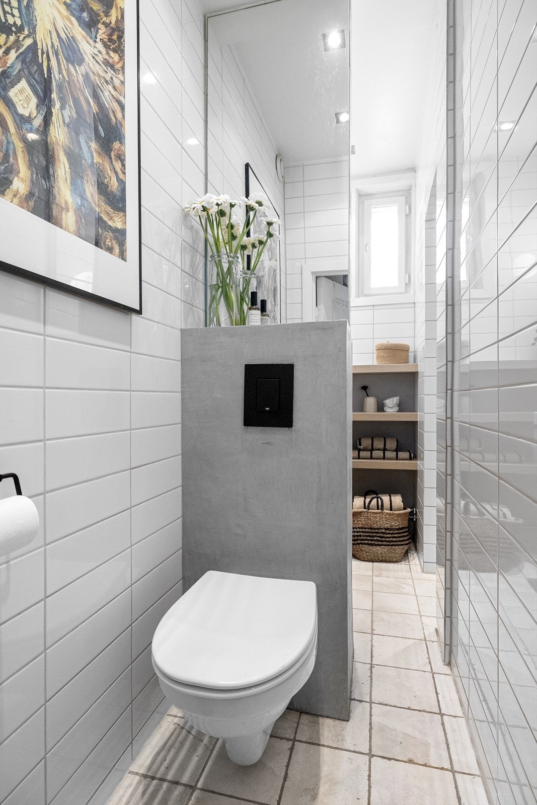 Leilighetens bad har en utradisjonell planløsning, men bruker plassen optimalt! Galleribilde