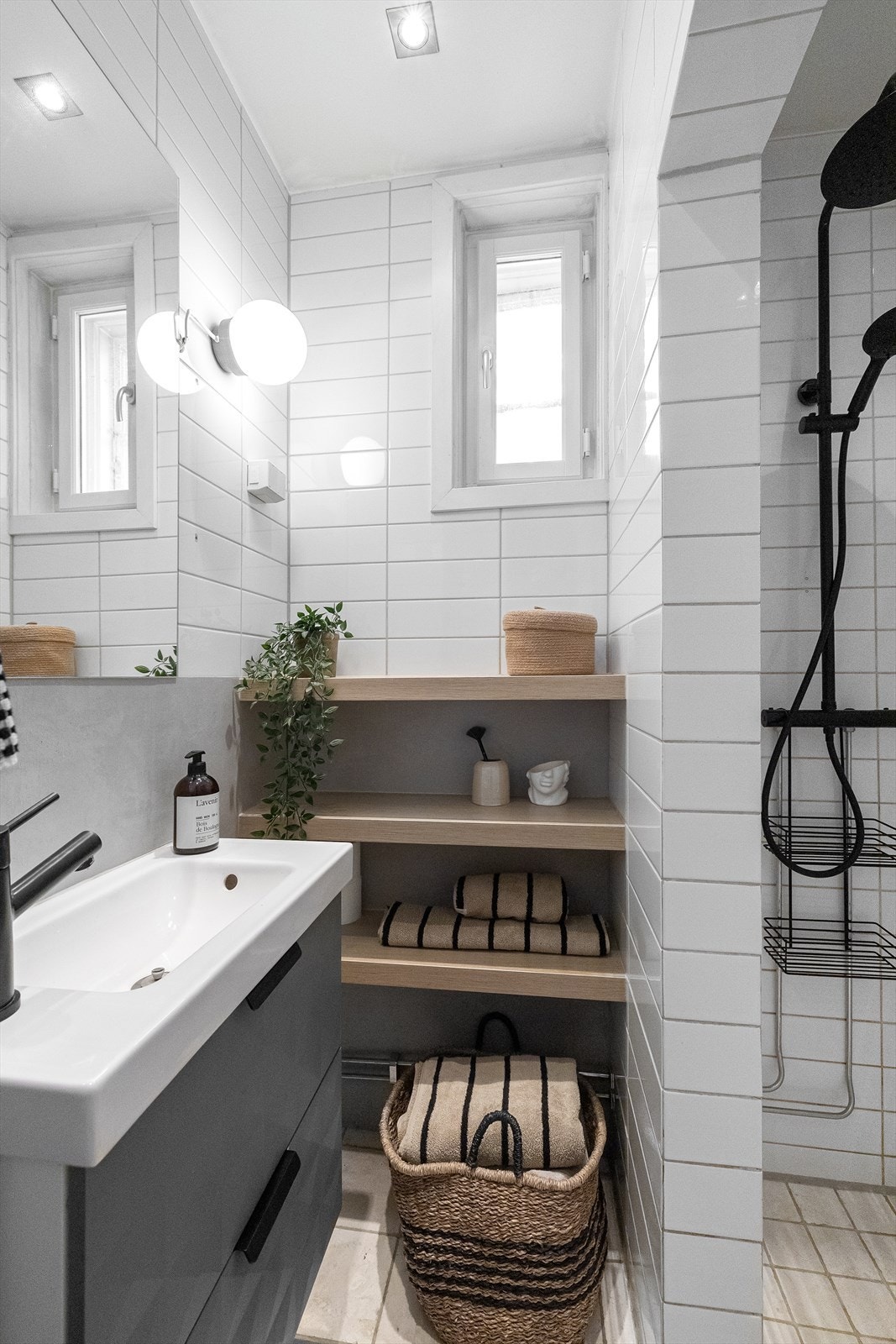 Plassbygde hyller sørger igjen for å utnytte hvert tilgjengelige areal. Stor dusjnisje! Galleribilde