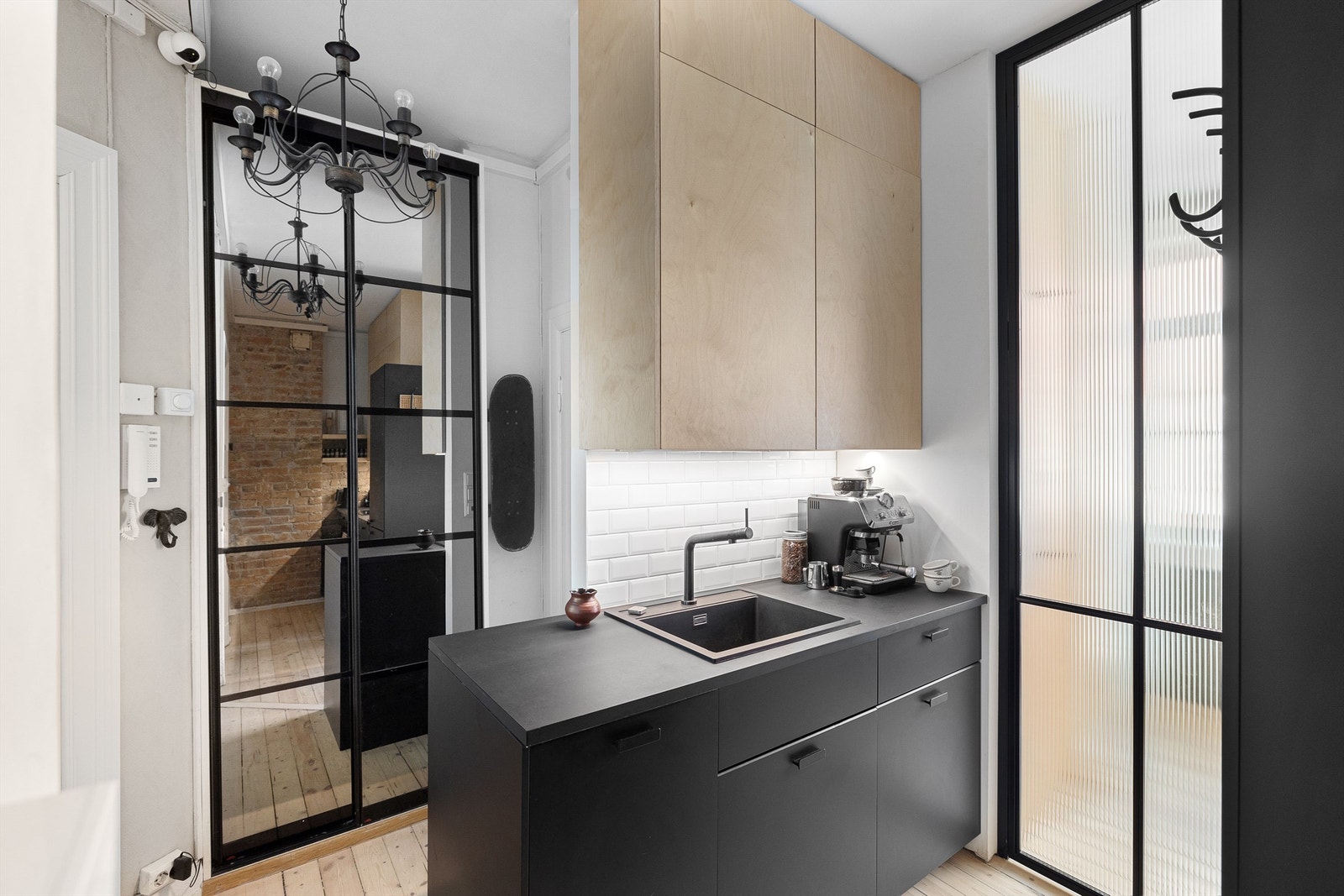 Den andre kjøkkenbenken har integrert oppvaskmaskin og dedikert plass til kaffemaskinen din. Galleribilde