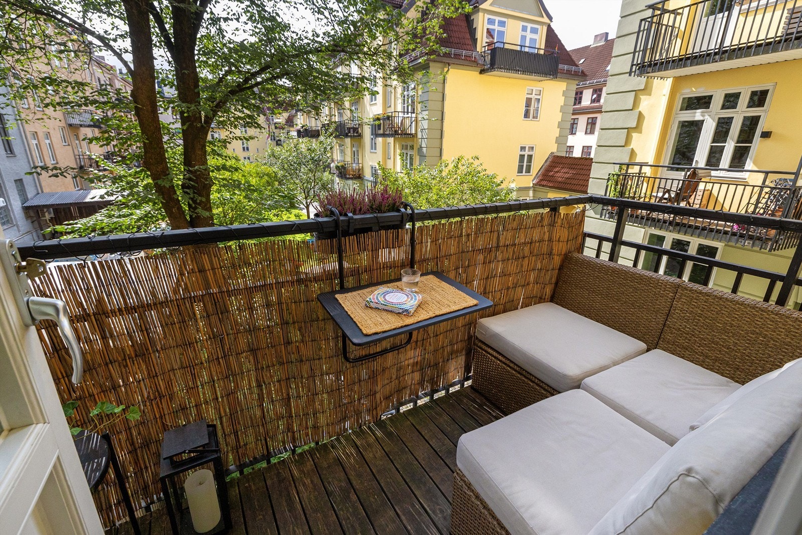 Balkongen vender mot syd/vest og har et nydelig utsyn mot den frodige bakgården! Galleribilde