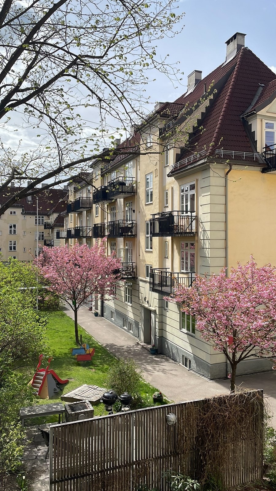 Selgers bilde av bakgården i blomst. Bildet er tatt før fasaderehabiliteringen. Galleribilde