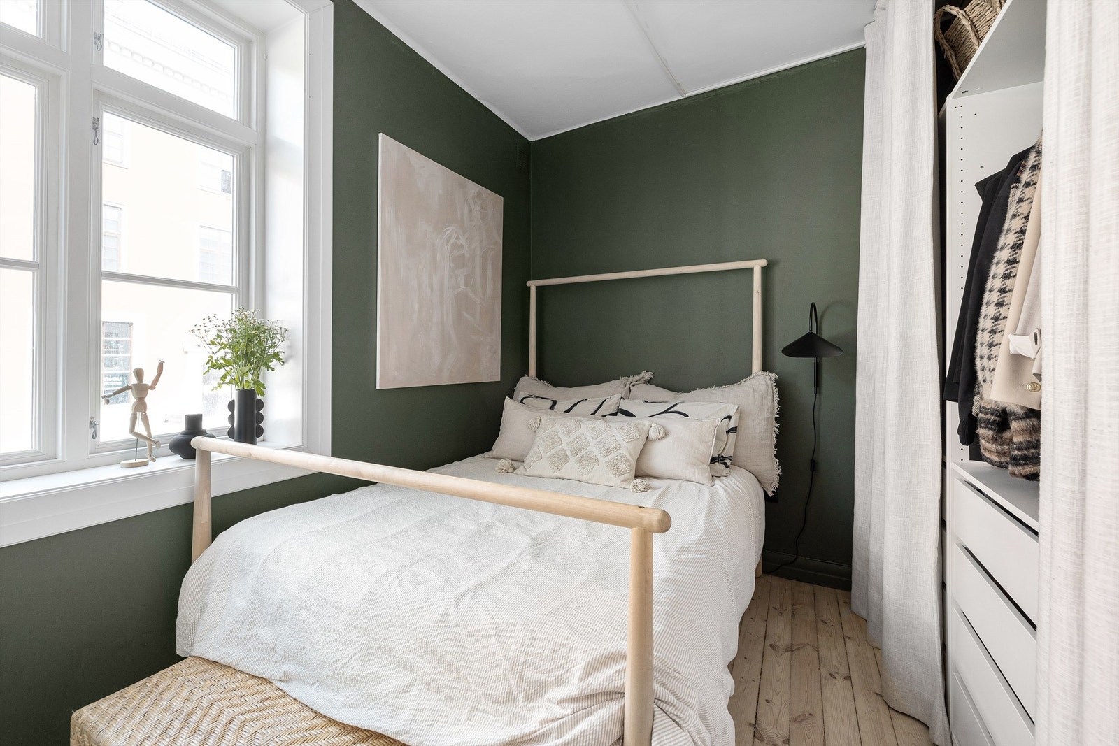 De vakre tregulvene fremhever grønntonen på veggene. Her sover du godt! Galleribilde