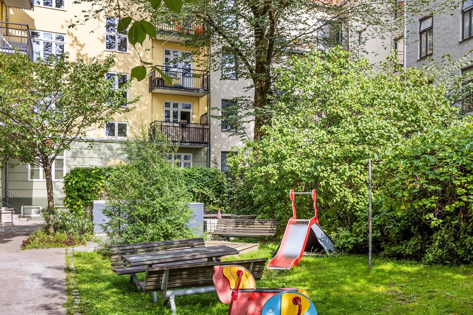 Lekestativ og låsbare sykkelskur er noe av det du finner i bakgården Galleribilde