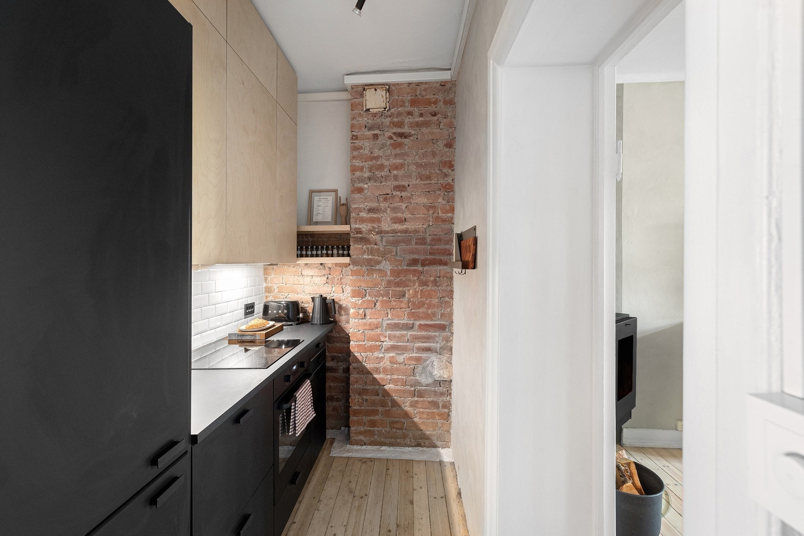 Kontrasten mellom den rustikke teglsteinen og det moderne kjøkkenet er så kul! Galleribilde