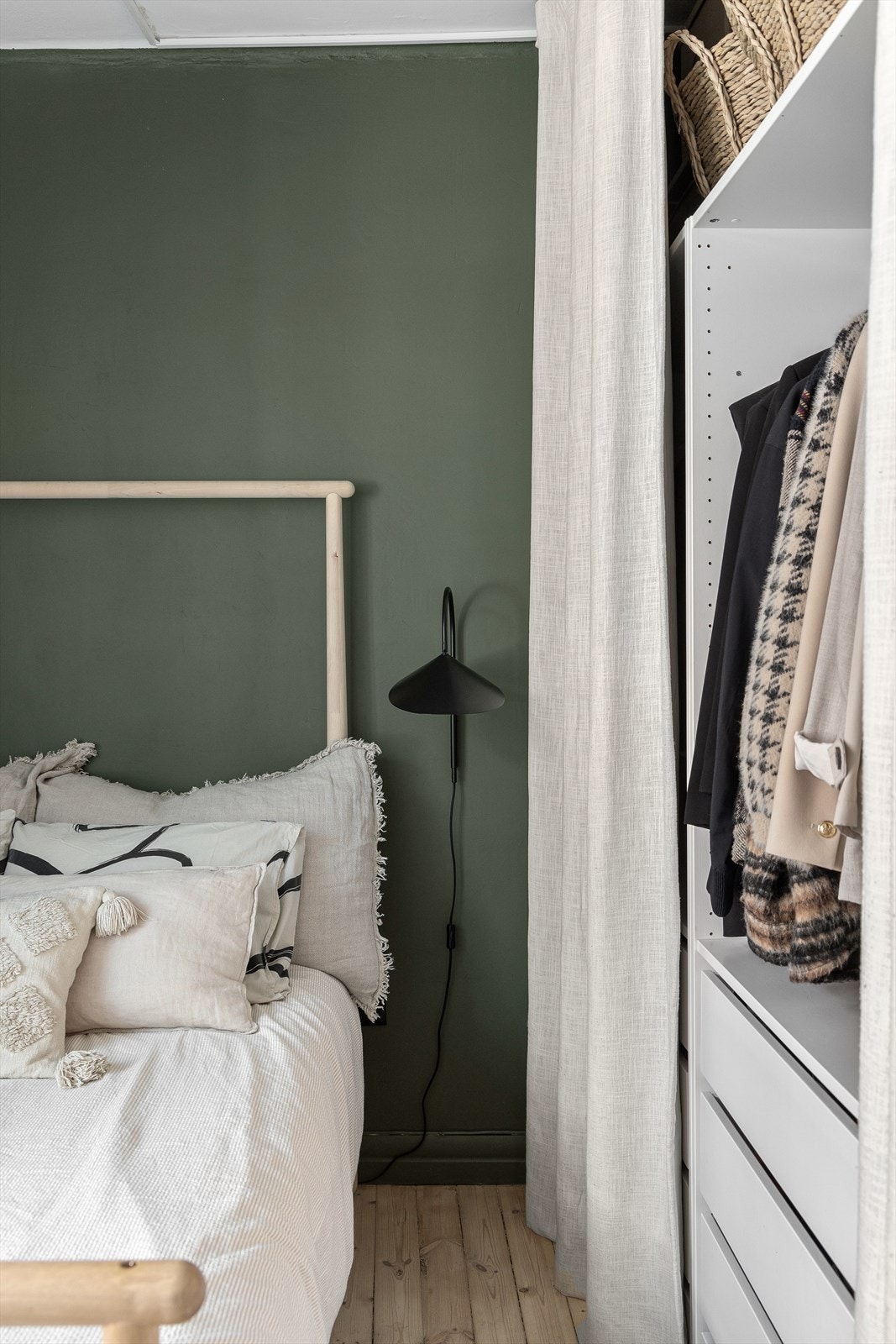 Romslige garderobeskap sørger for at du har god plass til sesongens plagg. Galleribilde