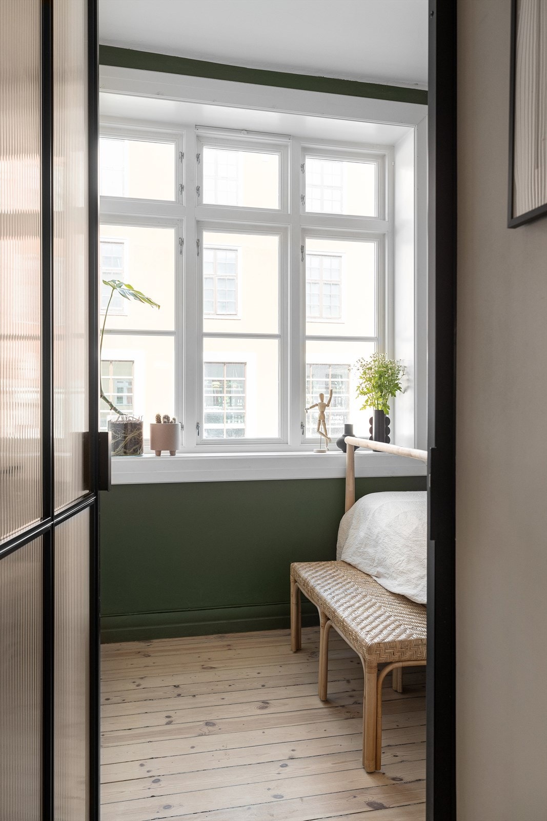 Innholdsrikt soverom med god plass til dobbeltseng og garderobeskap. Vaskemaskinen er også plassert i et eget skap her inne. Galleribilde