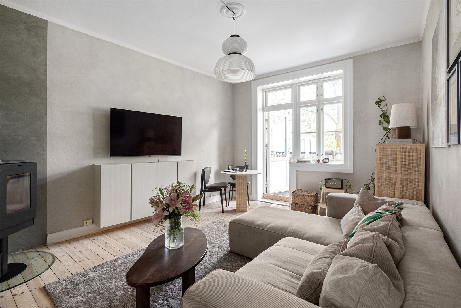 Stuen er malt i lys kalkmaling som gir liv til veggene og et perfekt utgangspunkt for møblering Galleribilde