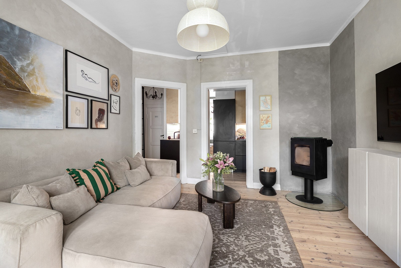 Vel inne igjen blir det tydelig hvor mye naturlig lys som slipper inn via de store stuevinduene og balkongdøren Galleribilde