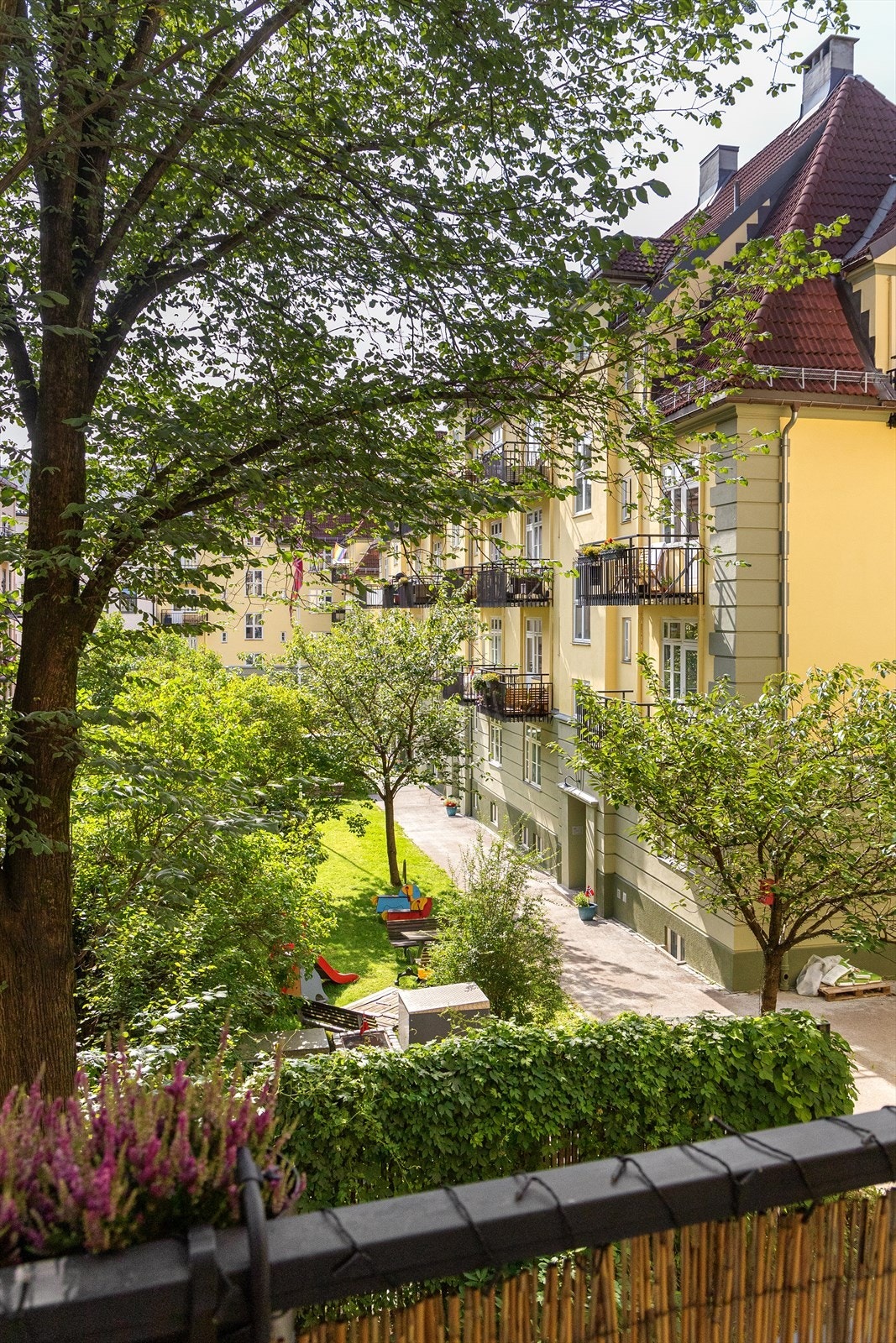 Når sommeren kommer kan du endelig ta i bruk leilighetens "andre stue". Galleribilde