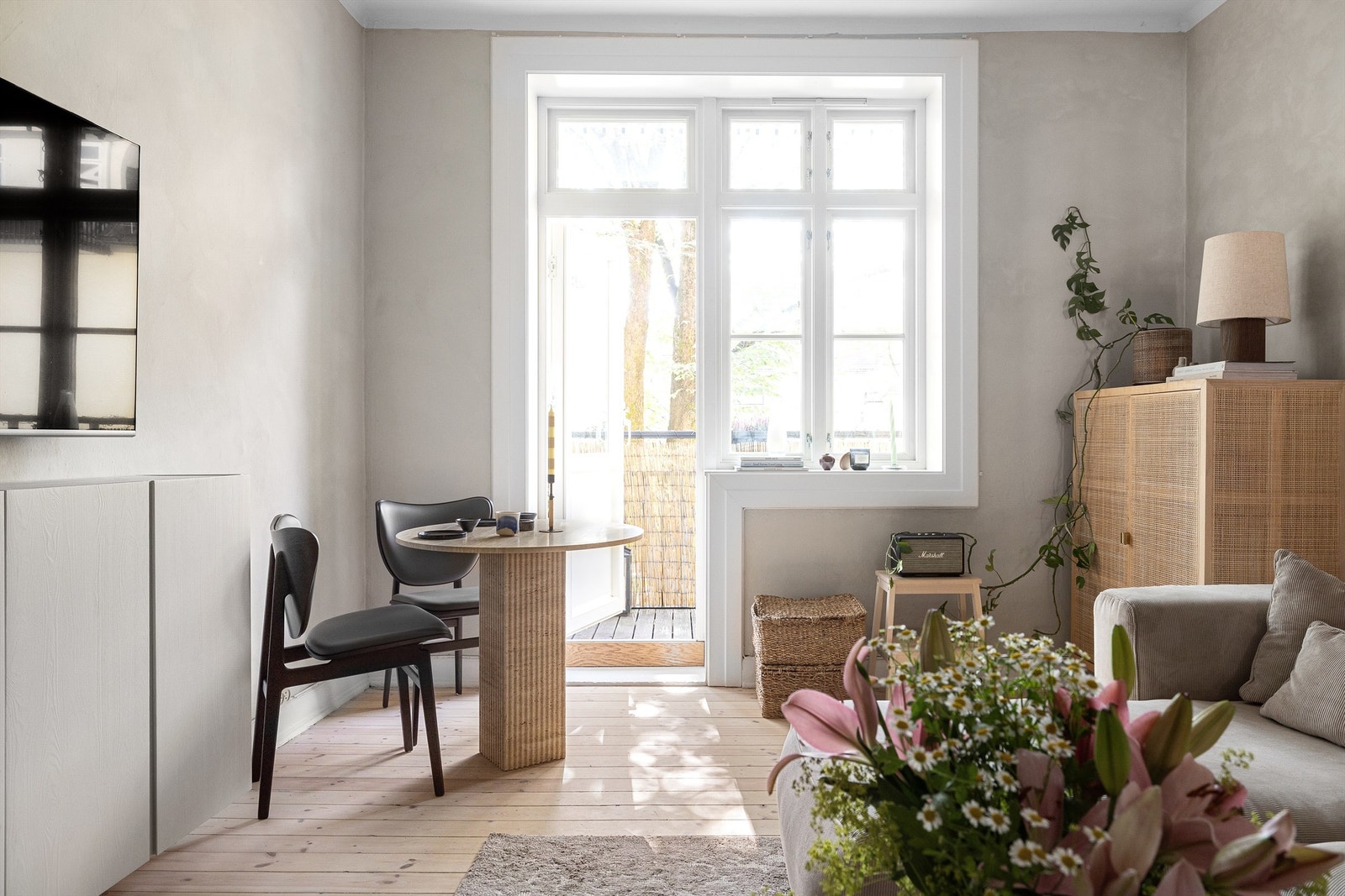 Stuen har et herlig volum takket være den store takhøyden og vindusflatene! Galleribilde