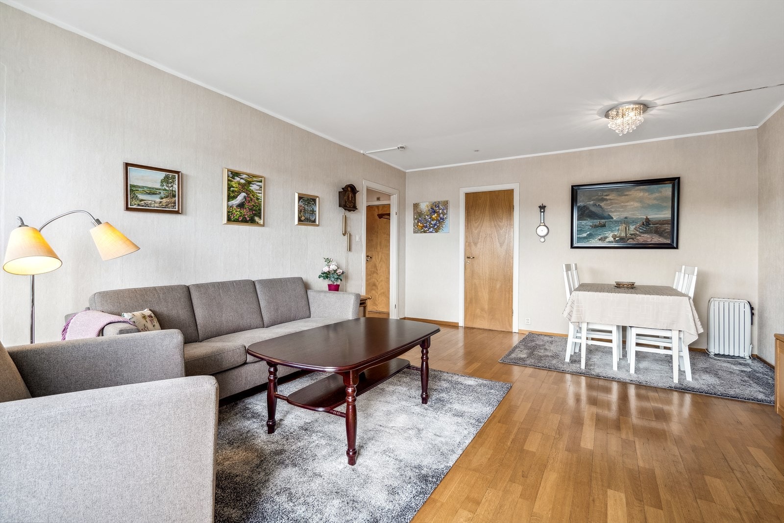 Stue / spisestue med flott utsikt fra stuevinduene Galleribilde
