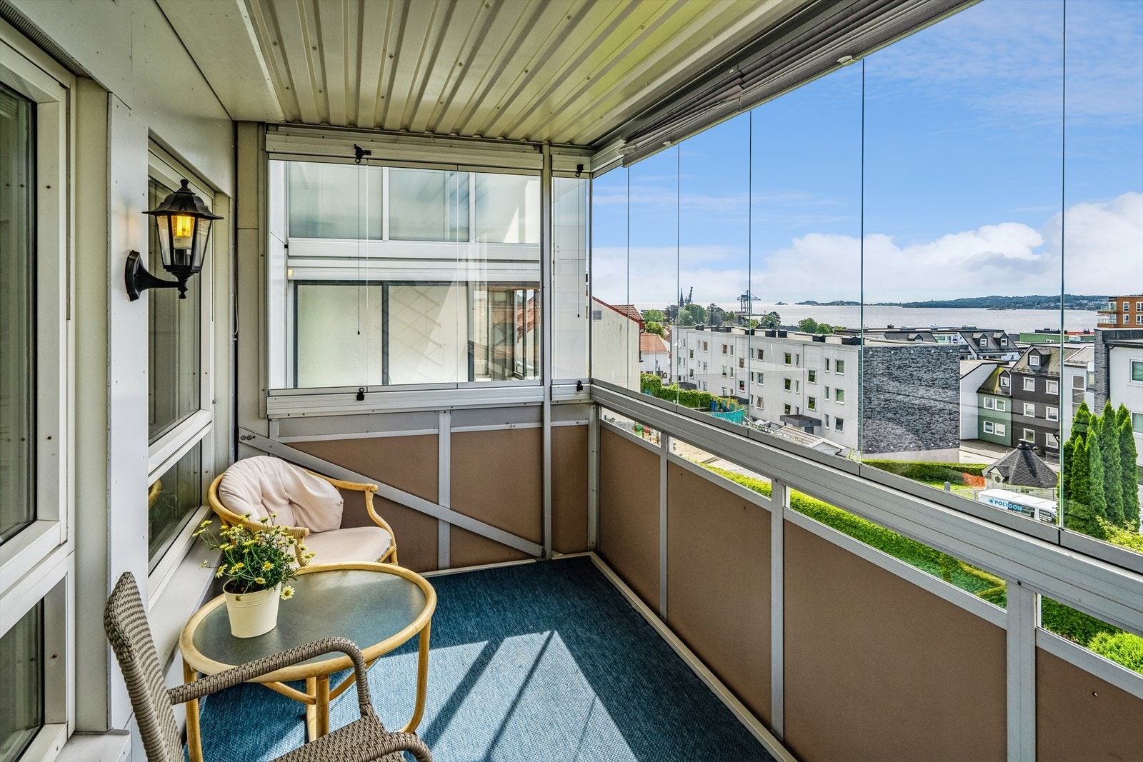 Innglasset balkong med flott utsikt Galleribilde