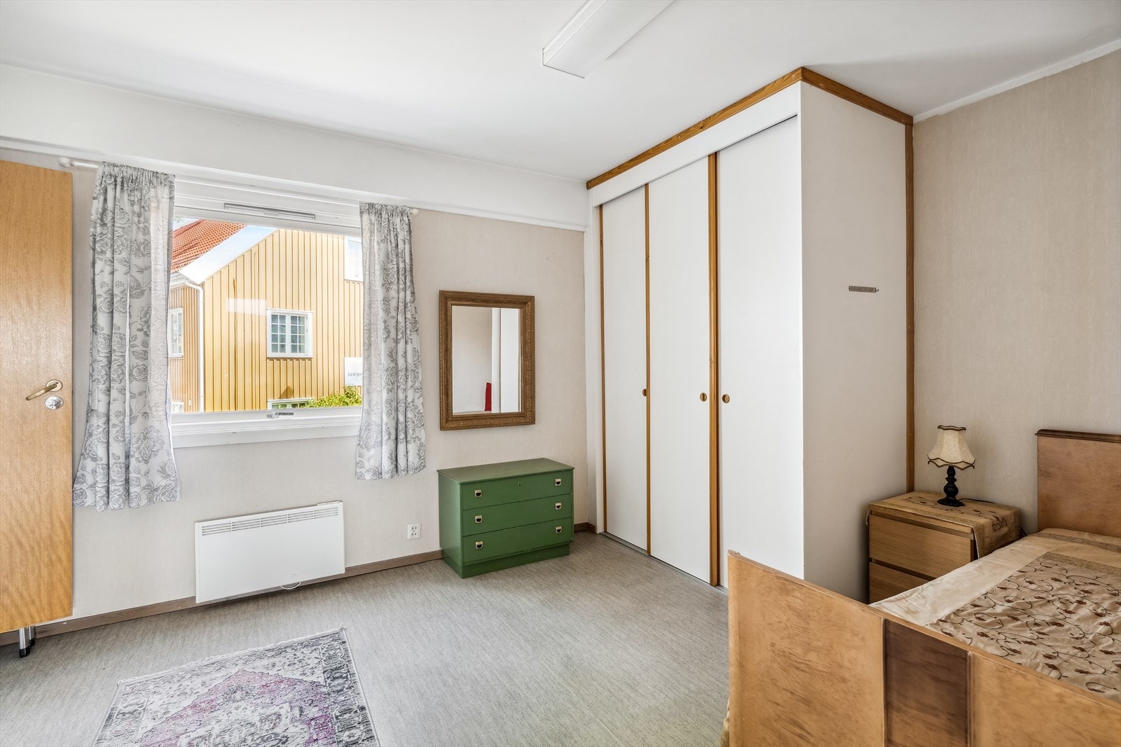 Romslig hovedsoverom med garderobeplass Galleribilde