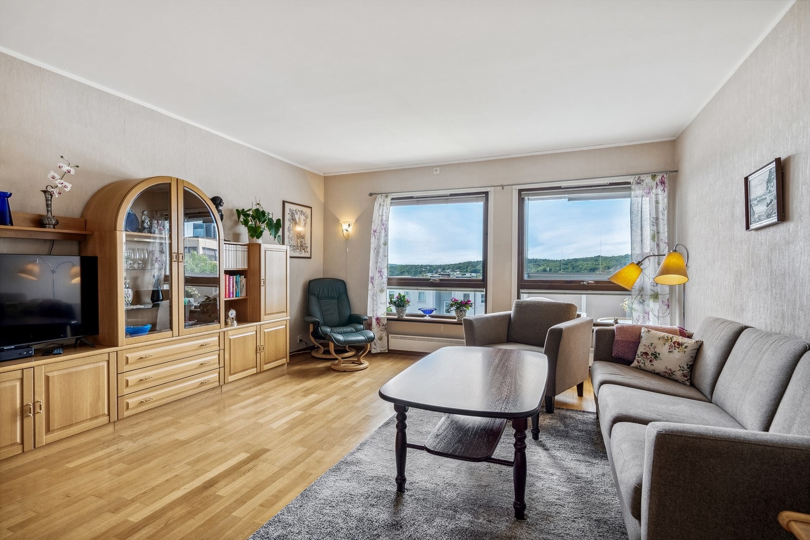 Stue / spisestue med flott utsikt fra stuevinduene Galleribilde
