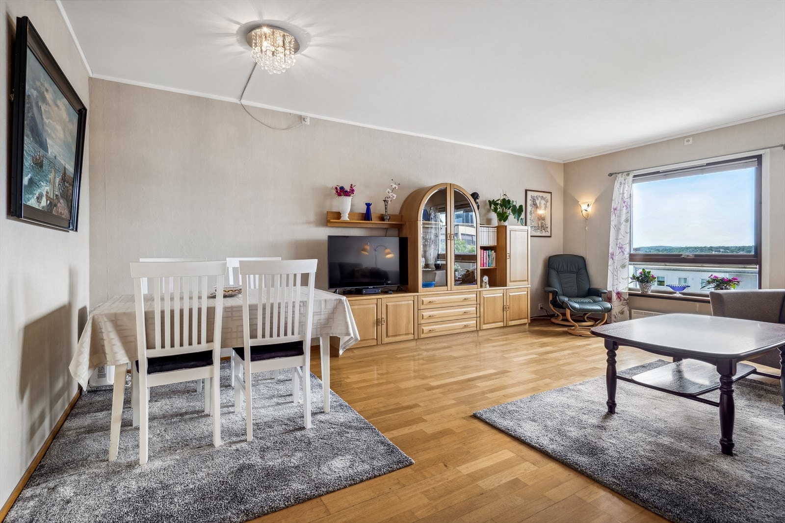 Stue / spisestue med flott utsikt fra stuevinduene Galleribilde