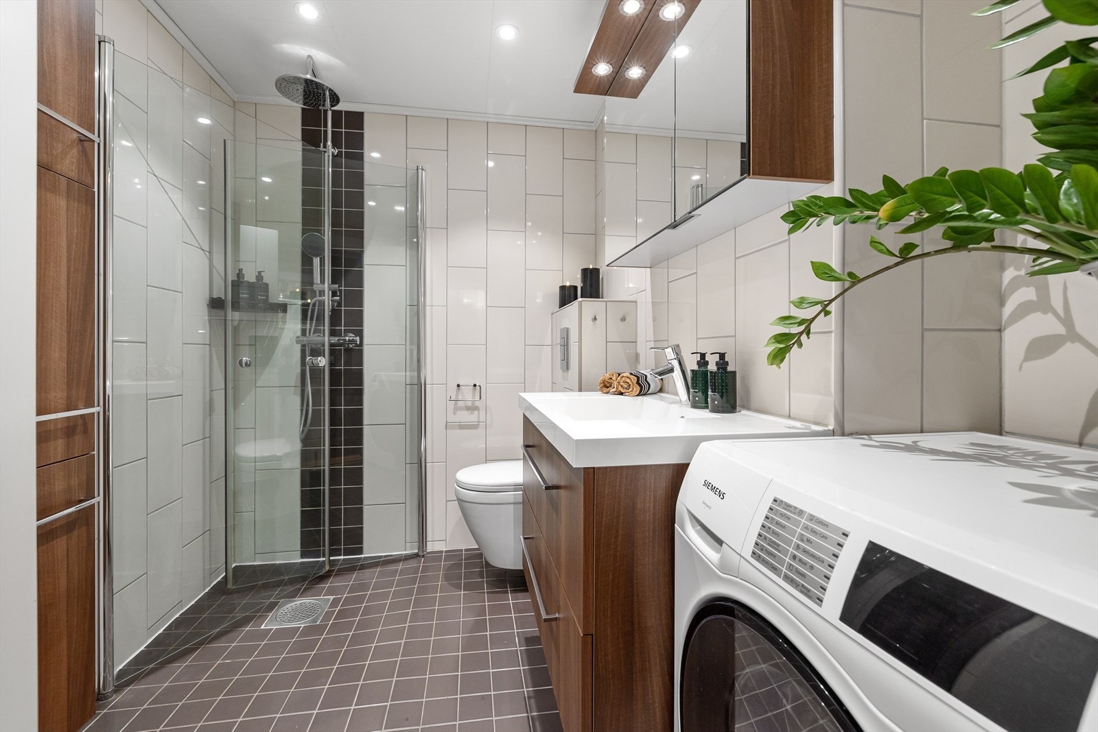 Baderommet ble pusset opp i 2014 og har et pent, moderne uttrykk. Galleribilde