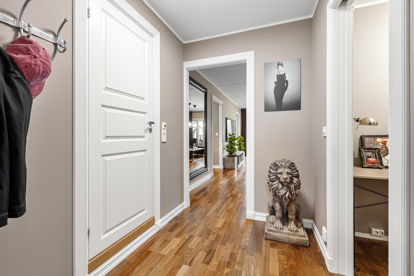 Ved ytterdøren er det montert knaggrekke og dørcalling og via en plassbesparende skyvedør er det bod med mer oppbevaringsplass Galleribilde