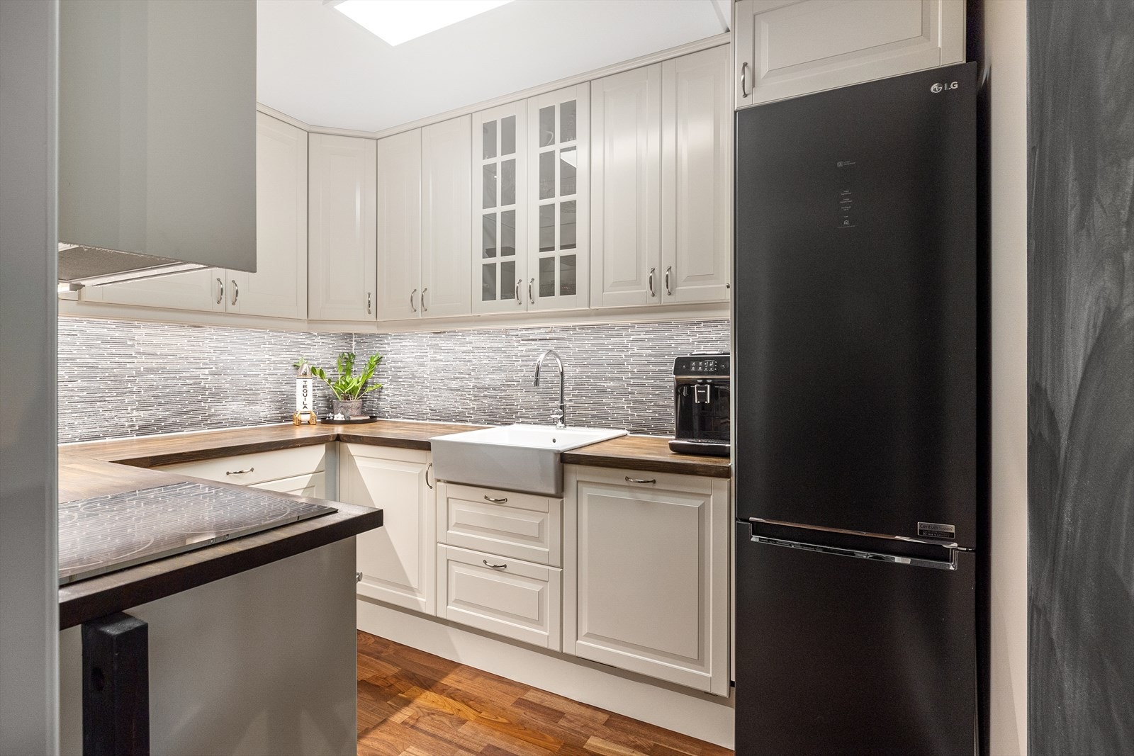 Kjøkkenet ligger i eget rom og har like overflater, supplert med en sort krittvegg hvor man kan skrive hilsener og huskeliste. Galleribilde