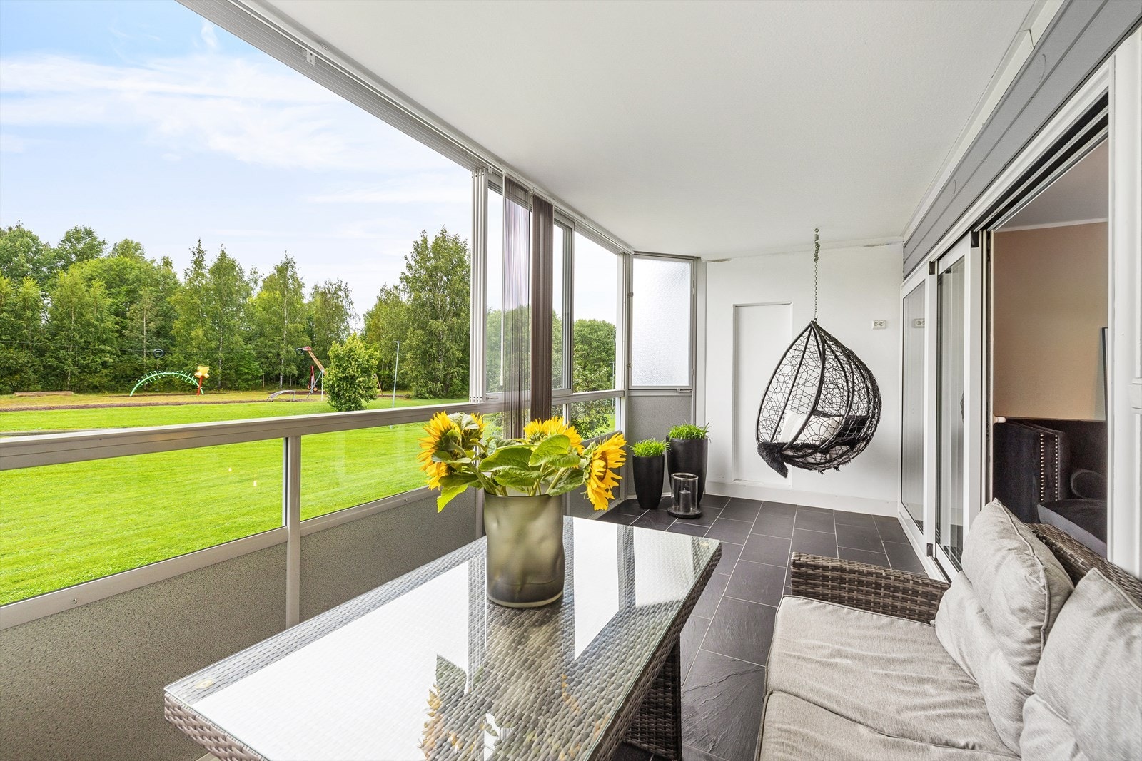 Fra stuen er det utgang til en innglasset balkong hvor man kan nyte dagene ute nesten hele året. Galleribilde