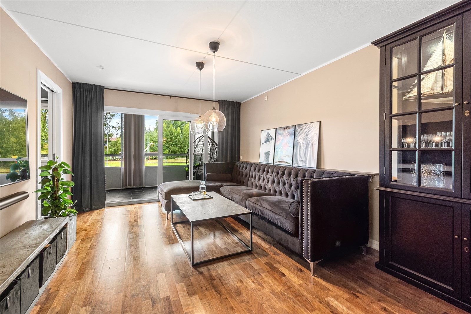 I fin forlengelse av stuen er det en innglasset balkong, med adkomst via en bred skyvedør som skaper en fin overgang mellom inne- og utemiljø. Galleribilde