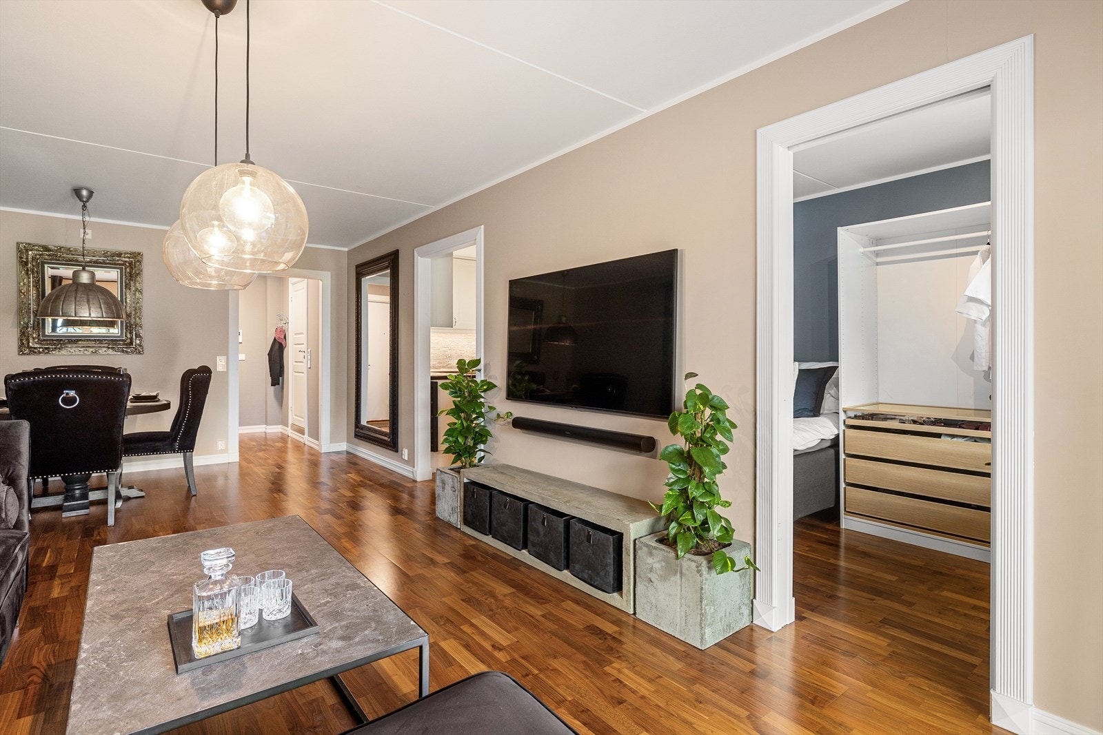 Fra stuen er det adkomst til kjøkkenet og soverommet. Galleribilde