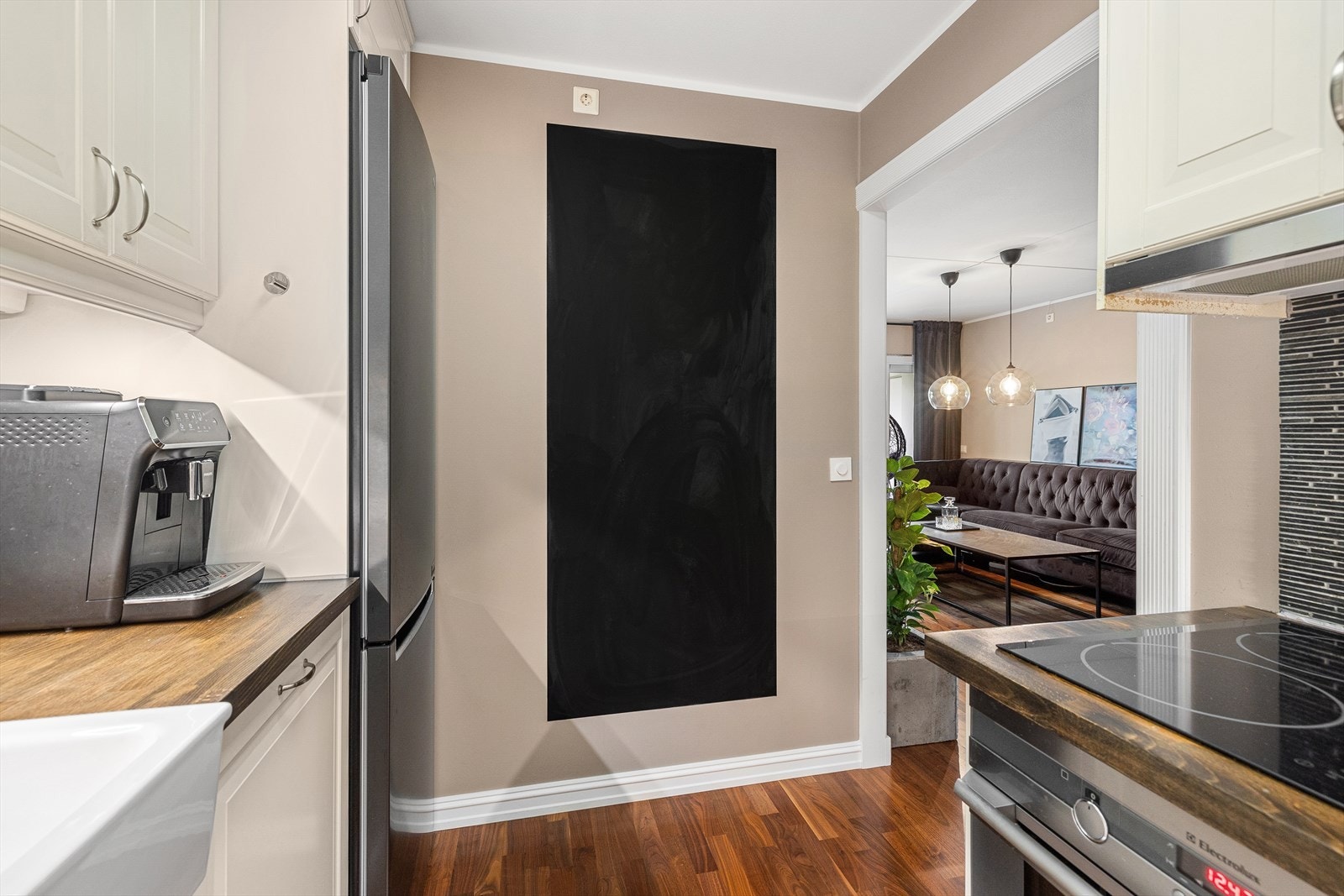 Koketopp, stekeovn, oppvaskmaskin og mikro er integrert, og i en nisje ytterst i rommet er det avsatt plass til kjøl/frys. Galleribilde