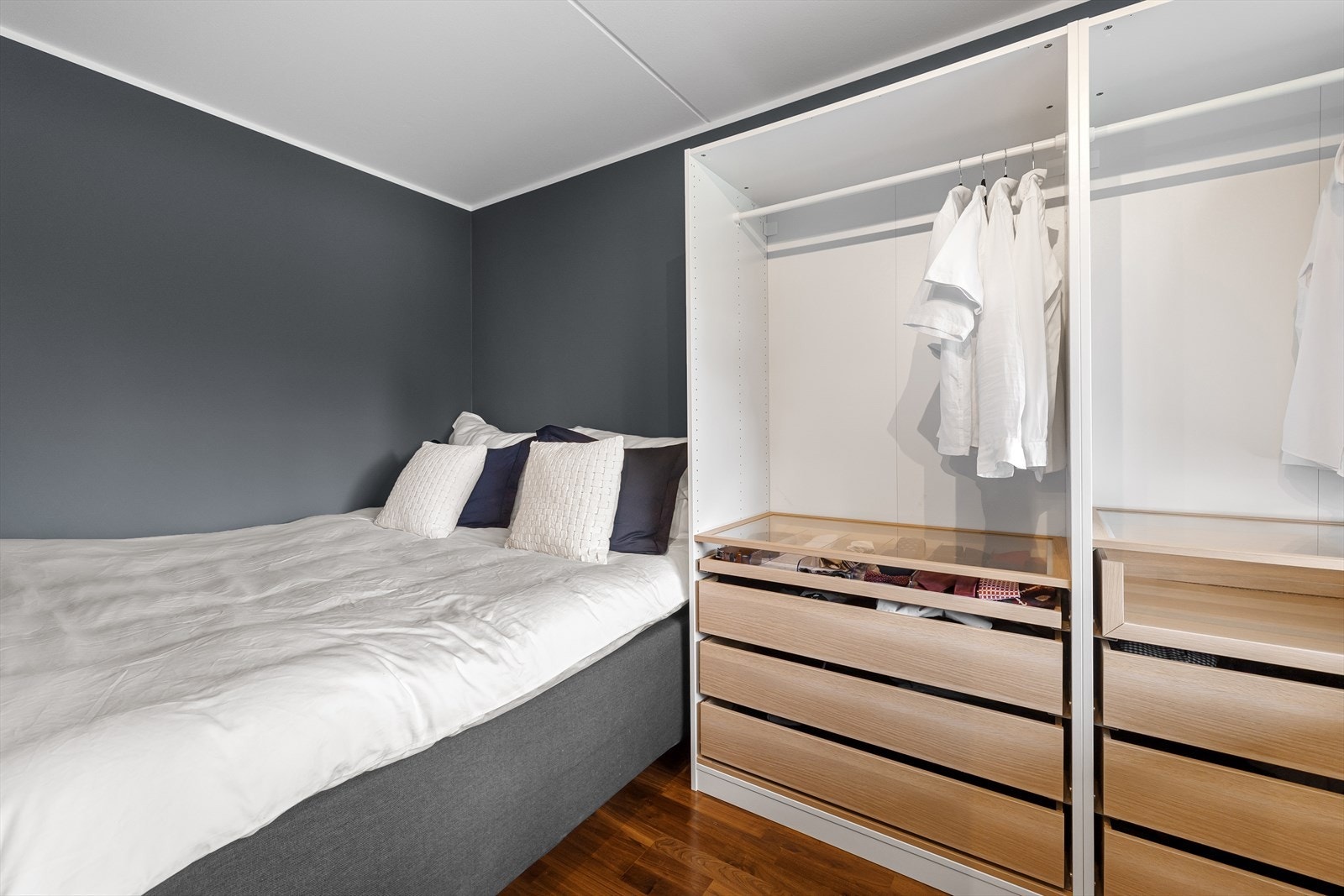 Fra stuen er det skyvedør inn til et forholdsvis romslig soverom som vender ut mot innglasset balkong og rolige fellesareal. Galleribilde