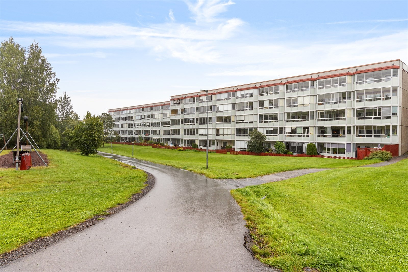 Borettslaget har velholdte grøntareal med store gressplener, trær, prydbusker og en lekeplass med mange spennende apparater til de små. Galleribilde
