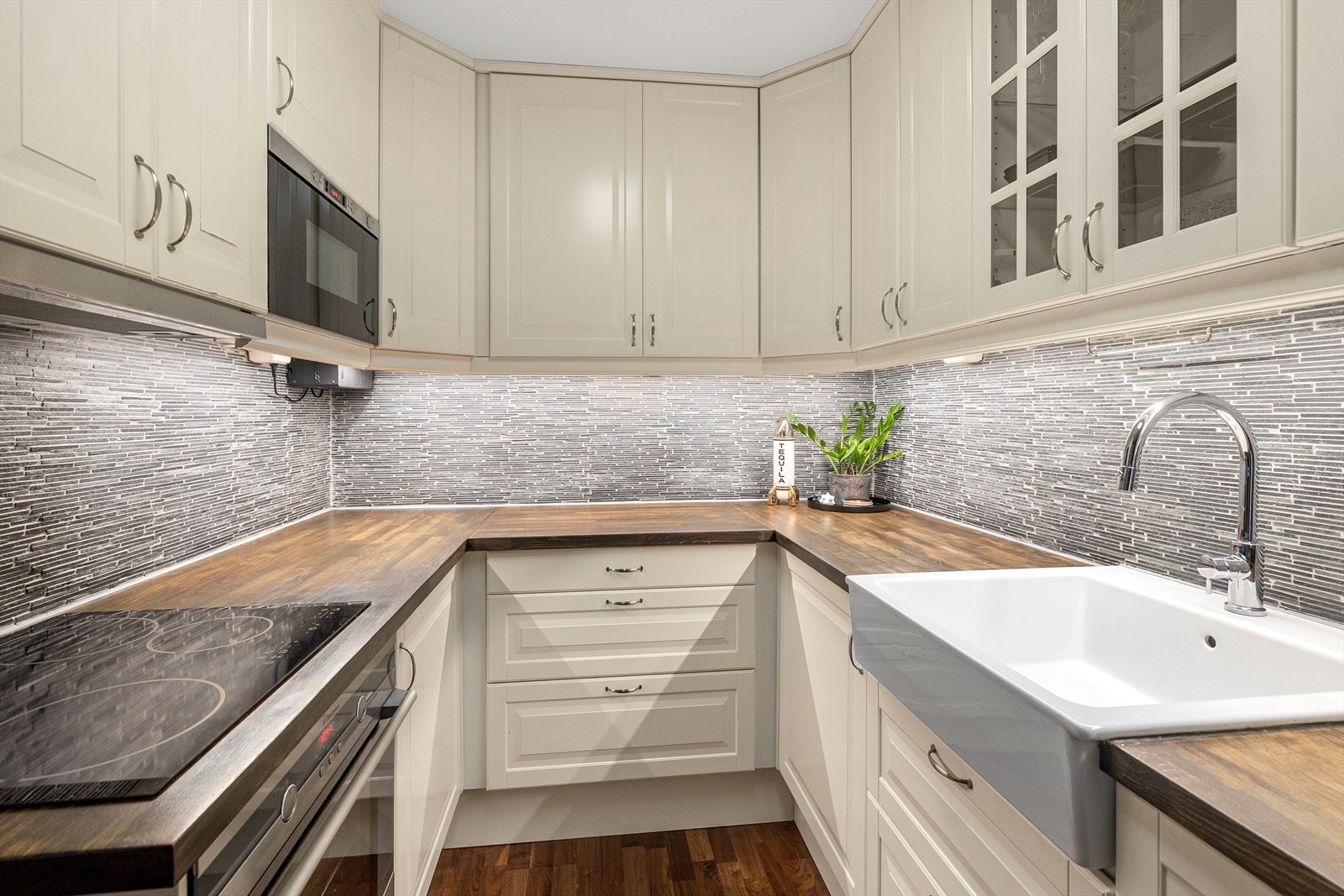 Kjøkkeninnredningen var ny i 2014 og er bygget i en smart hestesko som utnytter plassen maksimalt, både med tanke på skapplass og gode arbeidsflater. Galleribilde