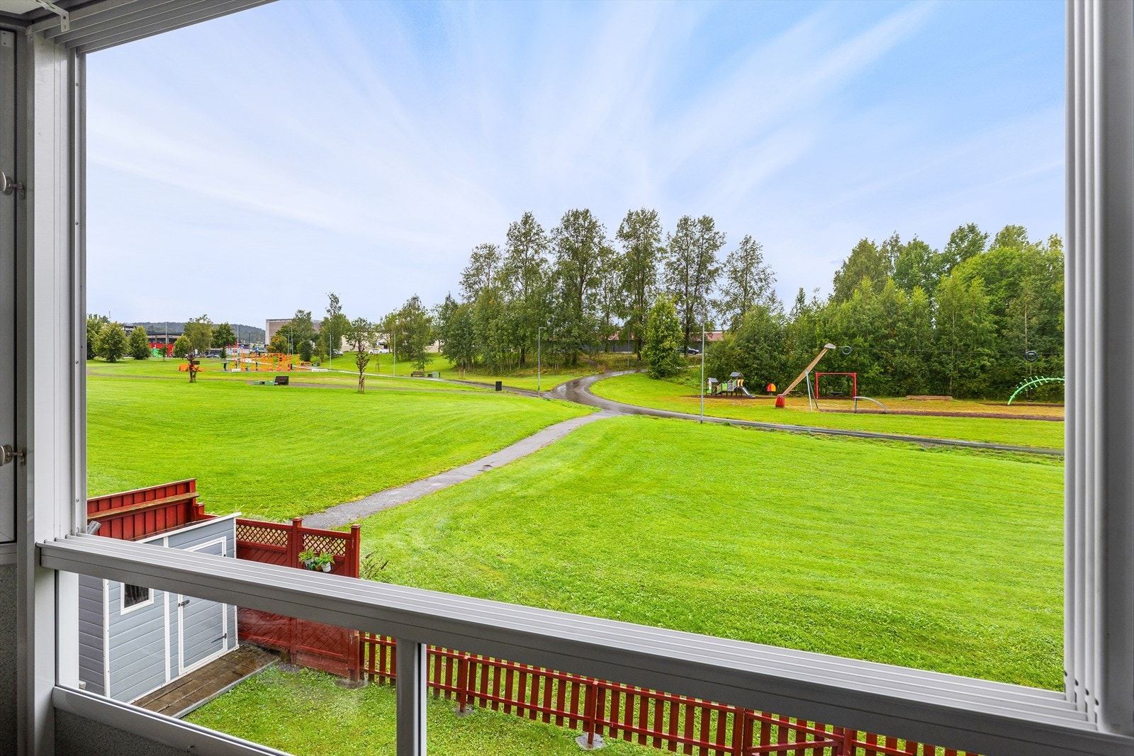 Arealet er på gode 14 kvm og gir muligheter for både sofa og spisebord om ønskelig. Galleribilde