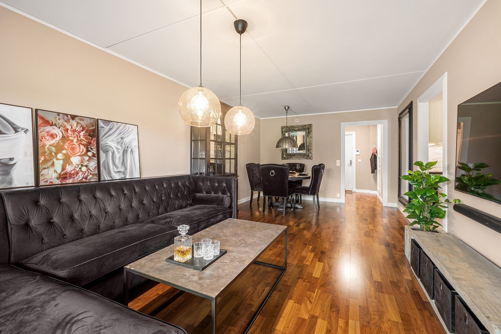 Her er det plass til både hjørnesofa, tv-benk og spisestuemøblement, hvor man kan samle gode venner til sosiale kvelder. Galleribilde