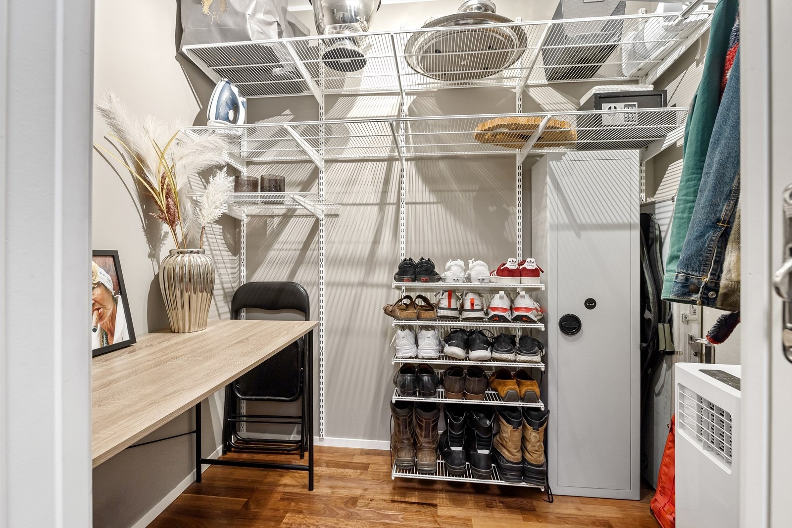 I tilknytning til entreen er det en innvendig bod, praktisk innredet med hylleløsning som kan justeres i høyden etter behov. Galleribilde