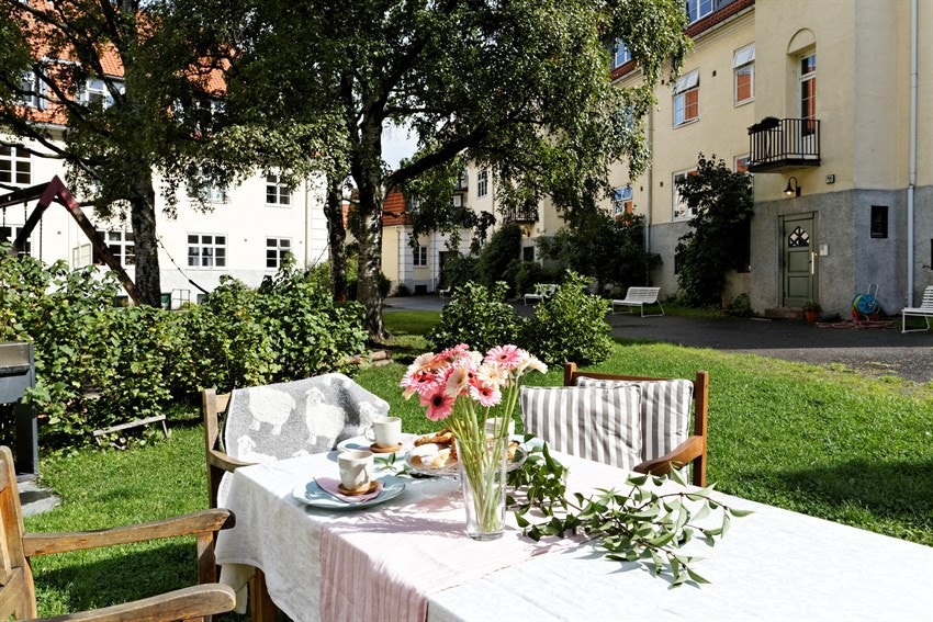 Parkmessige fellesområder i borettslaget hvor årets fine dager og kvelder kan nytes. Galleribilde